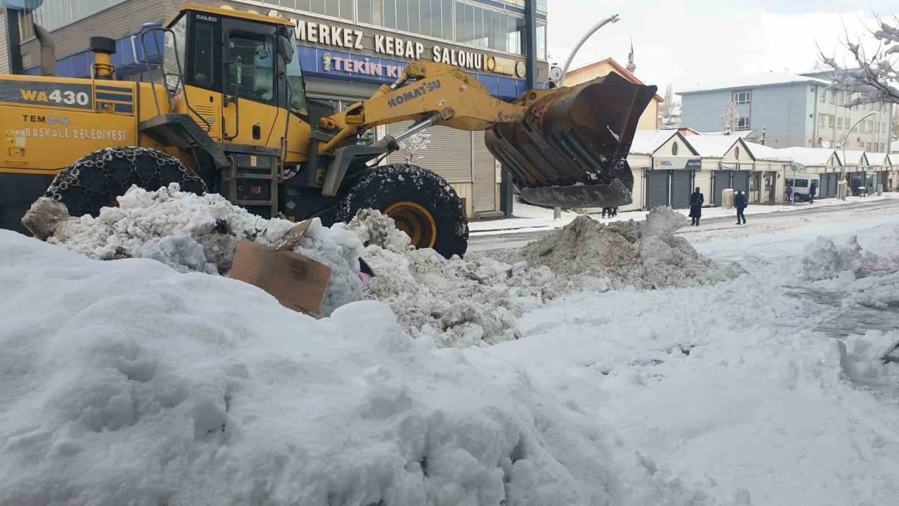 Başkale’de 13 yerleşim yerine ulaşım sağlanamıyor