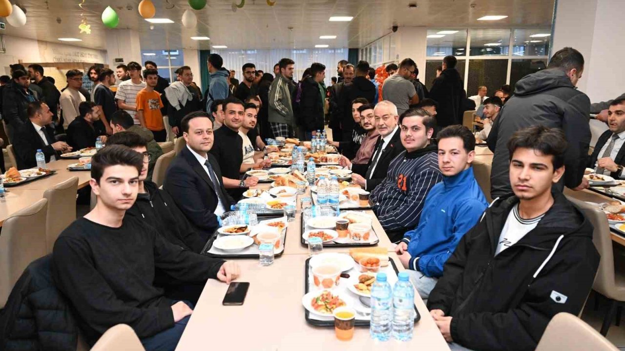 Başkan Başdeğirmen, KYK erkek yurdunda öğrencilerle iftar sofrasında buluştu