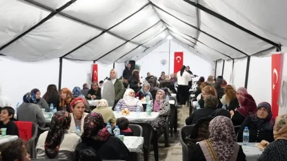Başkan Bozkurt depremzedelerle iftarda buluştu