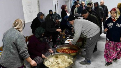 Başkan Hakan Şehirli komşularıyla aynı sofrada