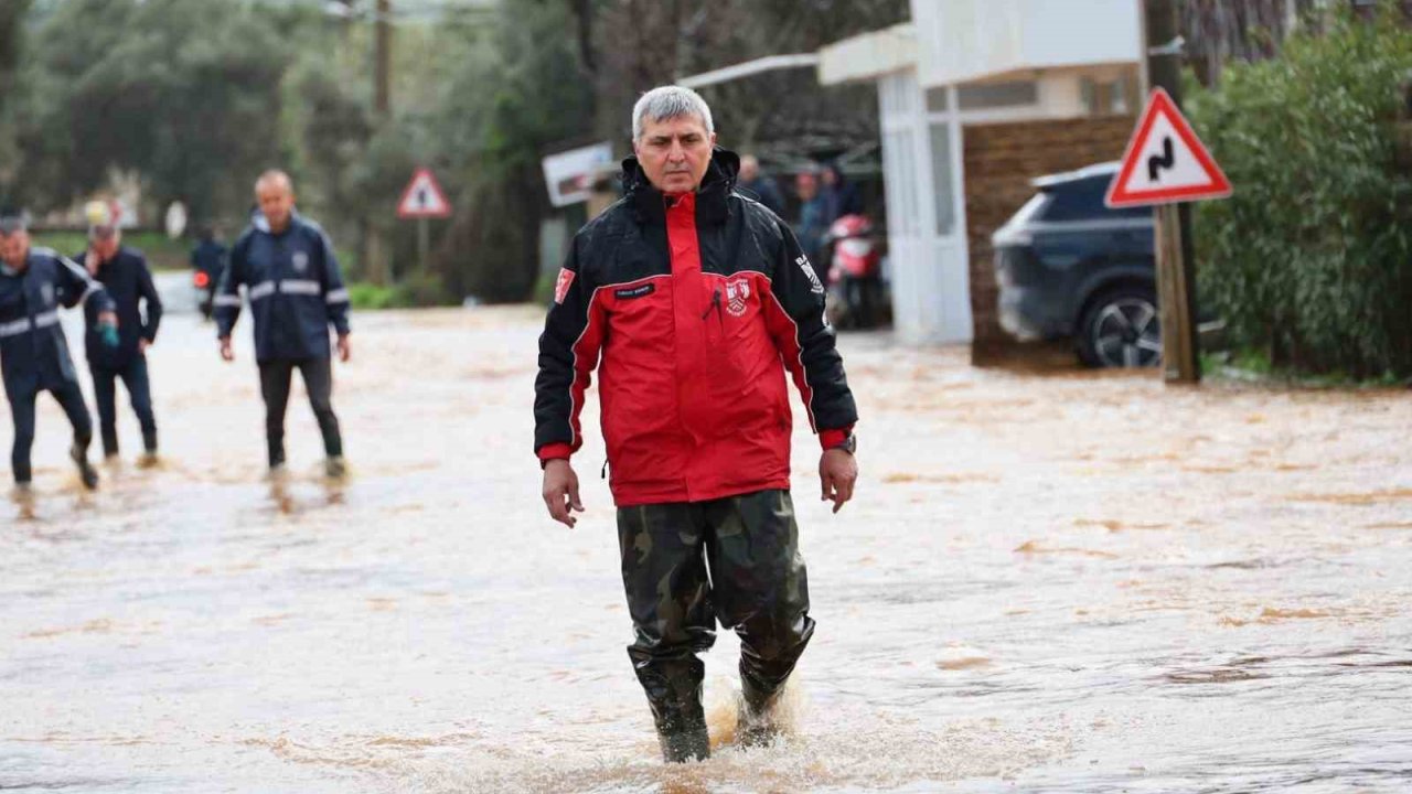 Başkan Mandalinci su taşkınlarının yaşandığı Kızılağaç’ta incelemelerde bulundu