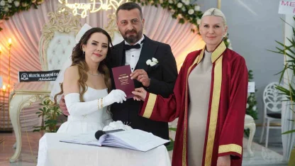 Başkan Subaşı genç çiftin nikahını kıyarak, bir ömür boyu mutluluklar diledi