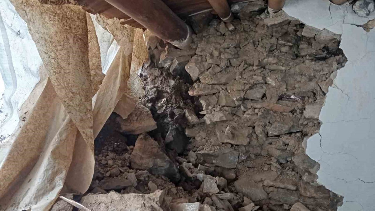 Batman’da heyelan: Kayaların düştüğü ev yıkıldı