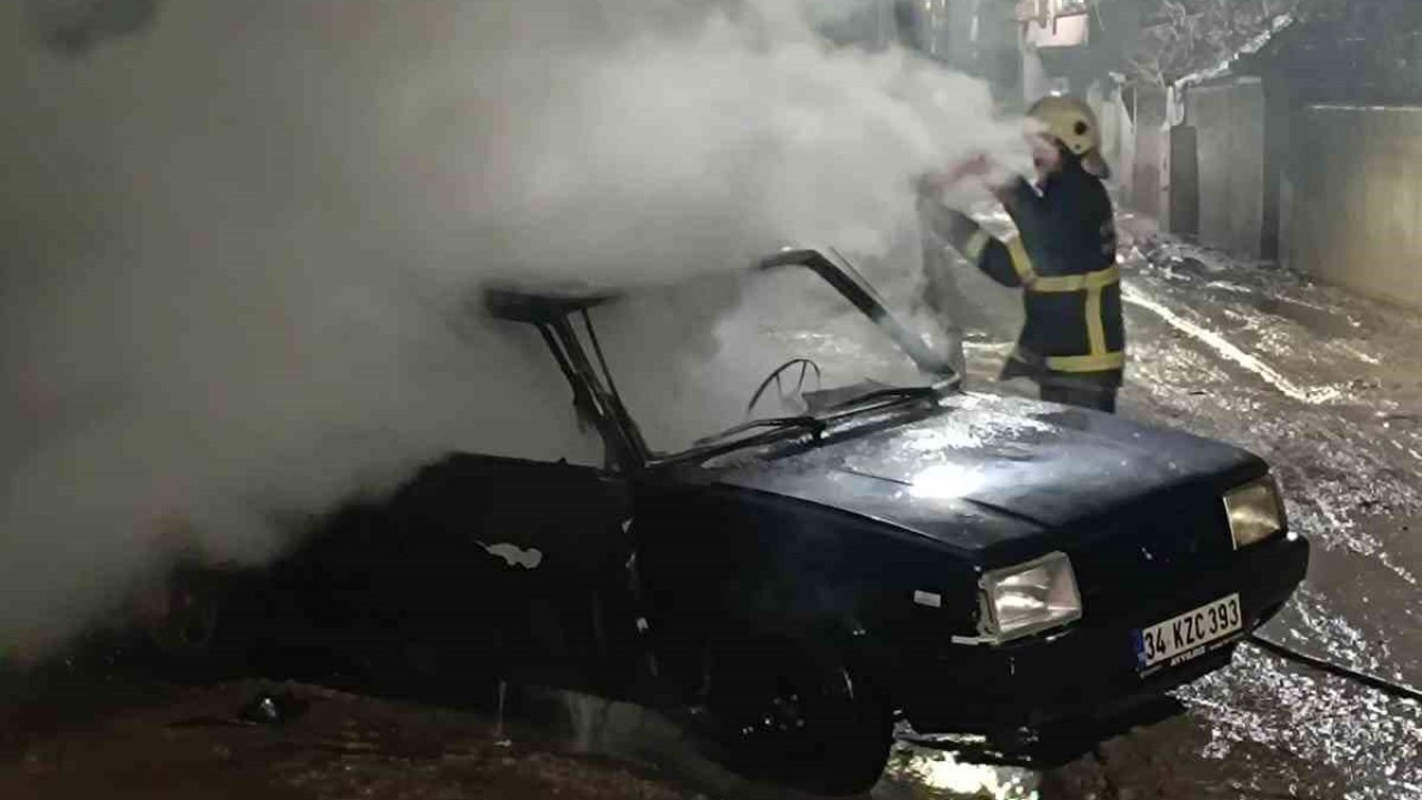 Batman’da park halindeki otomobil alev aldı