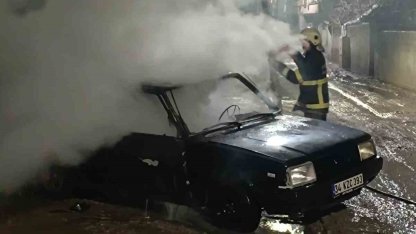 Batman’da park halindeki otomobil alev aldı