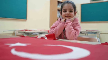 Bayburt’ta 14 bin 319 öğrenci ‘Bayrak Sevgisi’ temasıyla ikinci döneme başladı