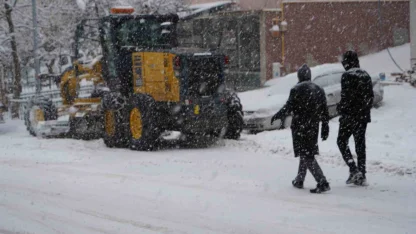 Bayburt’ta lapa lapa kar yağışı etkili oluyor