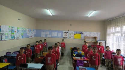 Bayındır’da okullarda 2’inci dönem "Bayrak Sevgisi" temalı etkinliklerle başladı