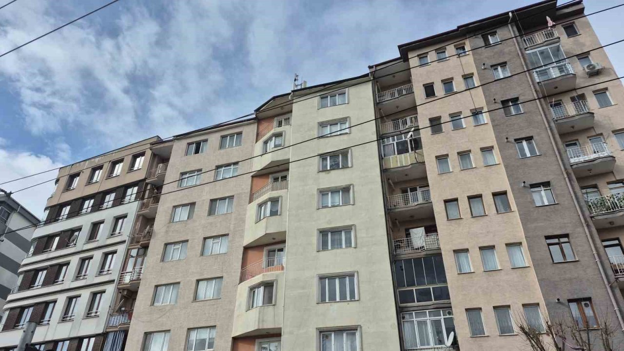 Baz istasyonuna bakım yaparken çatıdan düşen işçi ağır yaralandı