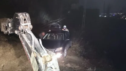 Belen’de toprak kaymasıyla mahsur kalan araç kurtarıldı