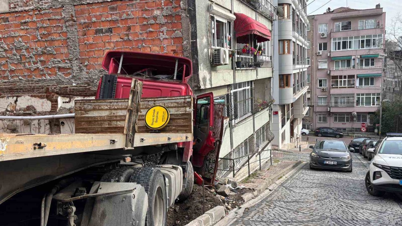 Beşiktaş’ta facianın eşiğinden dönüldü: Freni boşalan tır binaya çarptı