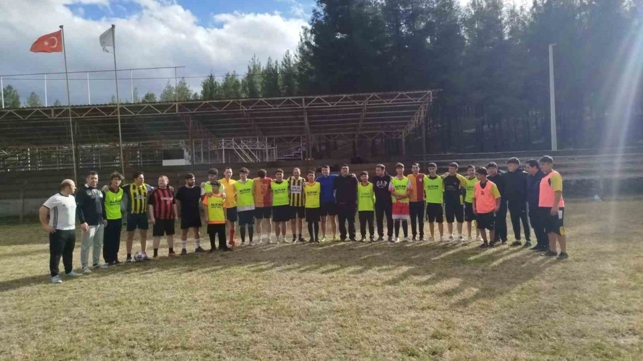 Beyağaçlı vatandaşlar ile polisler dostluk maçı oynandı