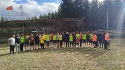 Beyağaçlı vatandaşlar ile polisler dostluk maçı oynandı