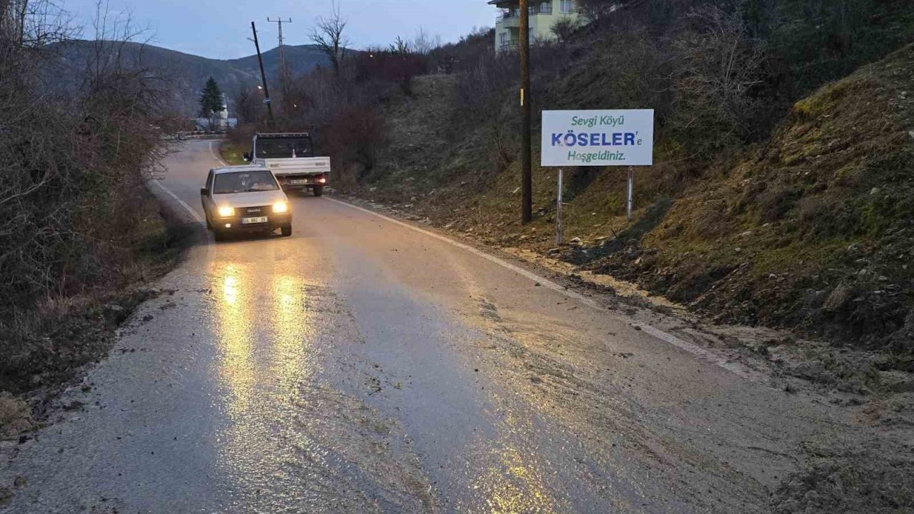 Beypazarı’nda kayalar yolu ulaşıma kapattı
