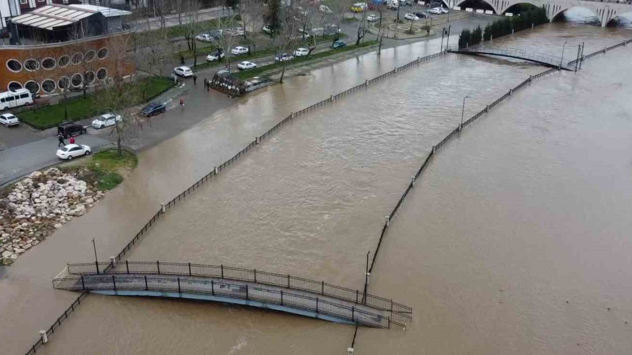 Biga’da yağış nedeniyle taşan Kocabaş Çayı dron ile görüntülendi