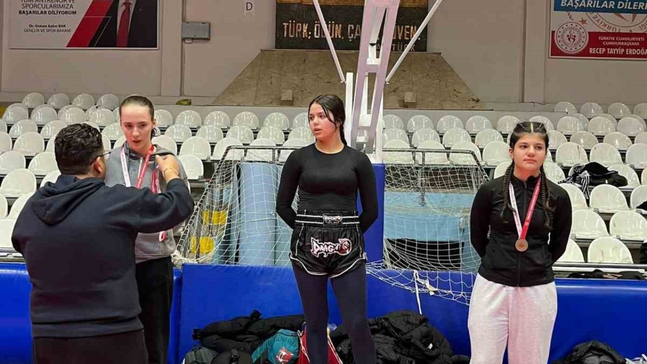 Bilecikli kick boksçular Manisa’da büyük başarı elde etti