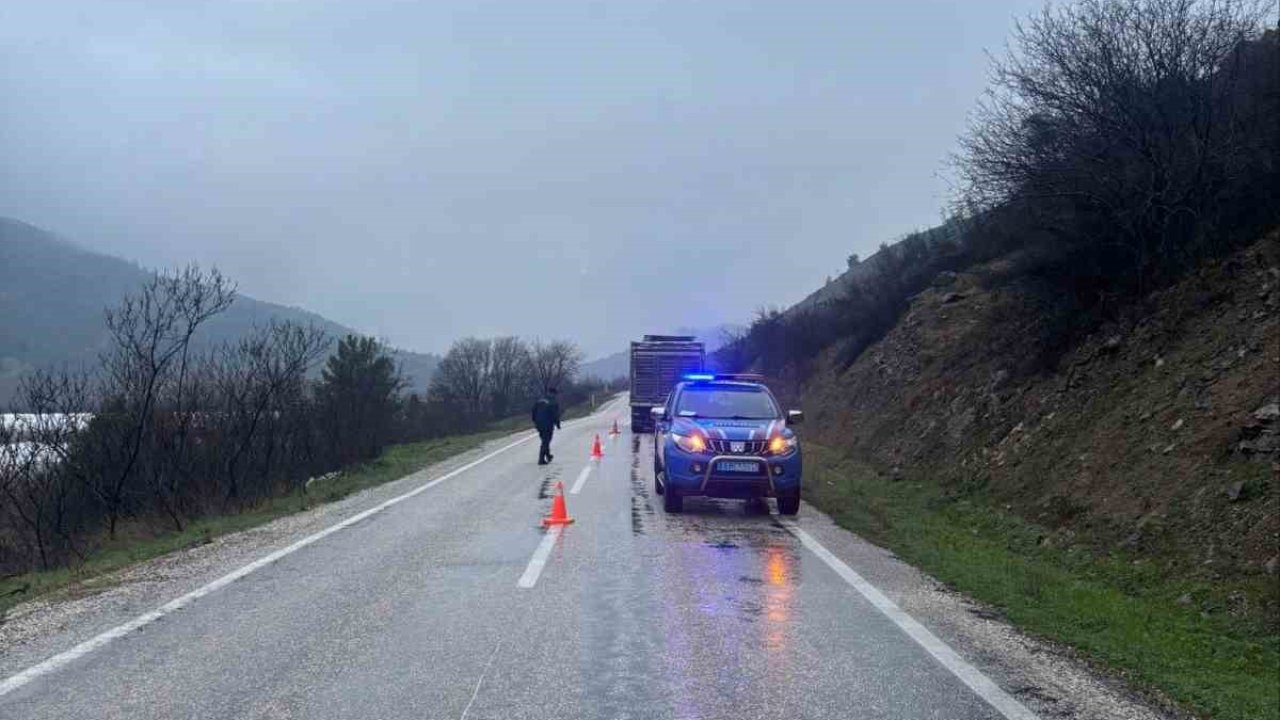 Bilecik’te arızalanan tır yolu tek şeride düşürdü