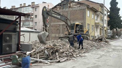 Bina yıkımı sırasında doğal gaz borusundan sızıntı meydana geldi