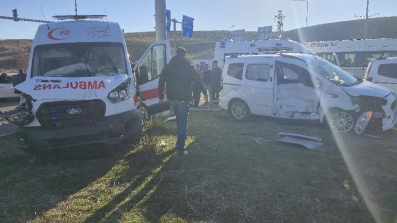 Bingöl’de ambulans ile hafif ticari araç çarpıştı: 5 yaralı