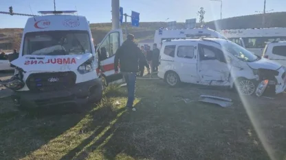 Bingöl’de ambulans ile hafif ticari araç çarpıştı: 5 yaralı