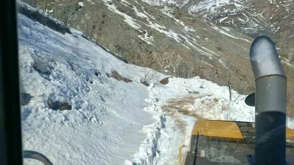 Bingöl’de kar ve heyelandan dolayı kapanan köy yolları açılıyor