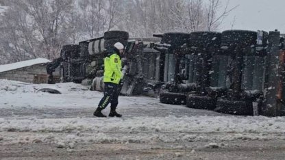 Bingöl’de tır devrildi: 1 yaralı