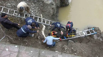 Bisikletiyle ırmağa düşen vatandaş kurtarıldı