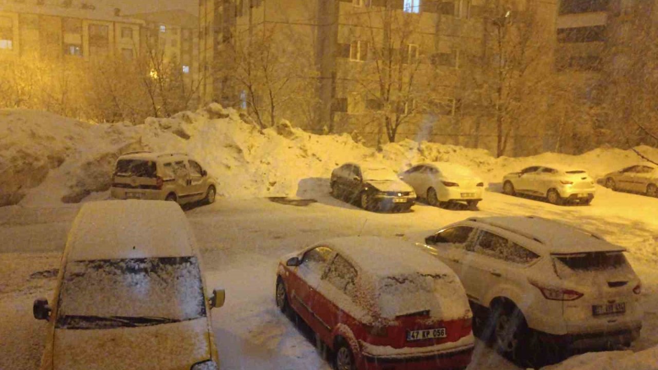 Bitlis’te gece yarısı kar yağışı etkisini arttırdı