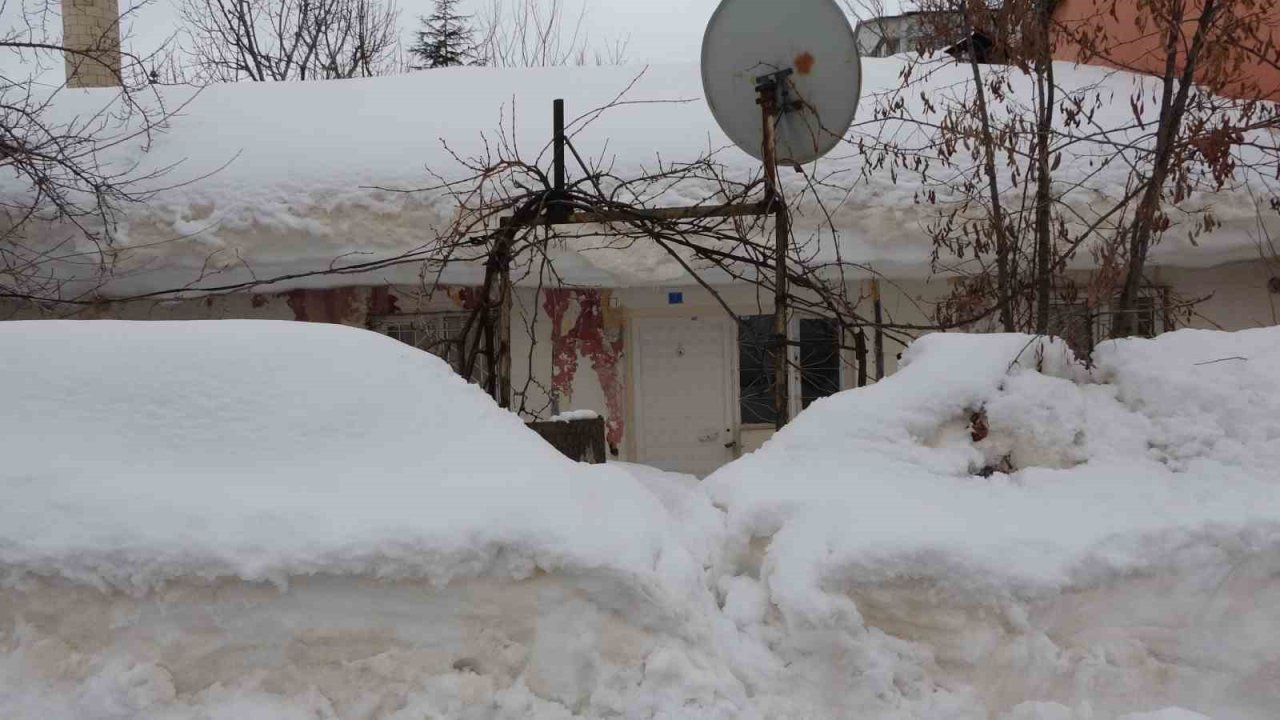 Bitlis’te kar yığınları kardan kaleye dönüştü