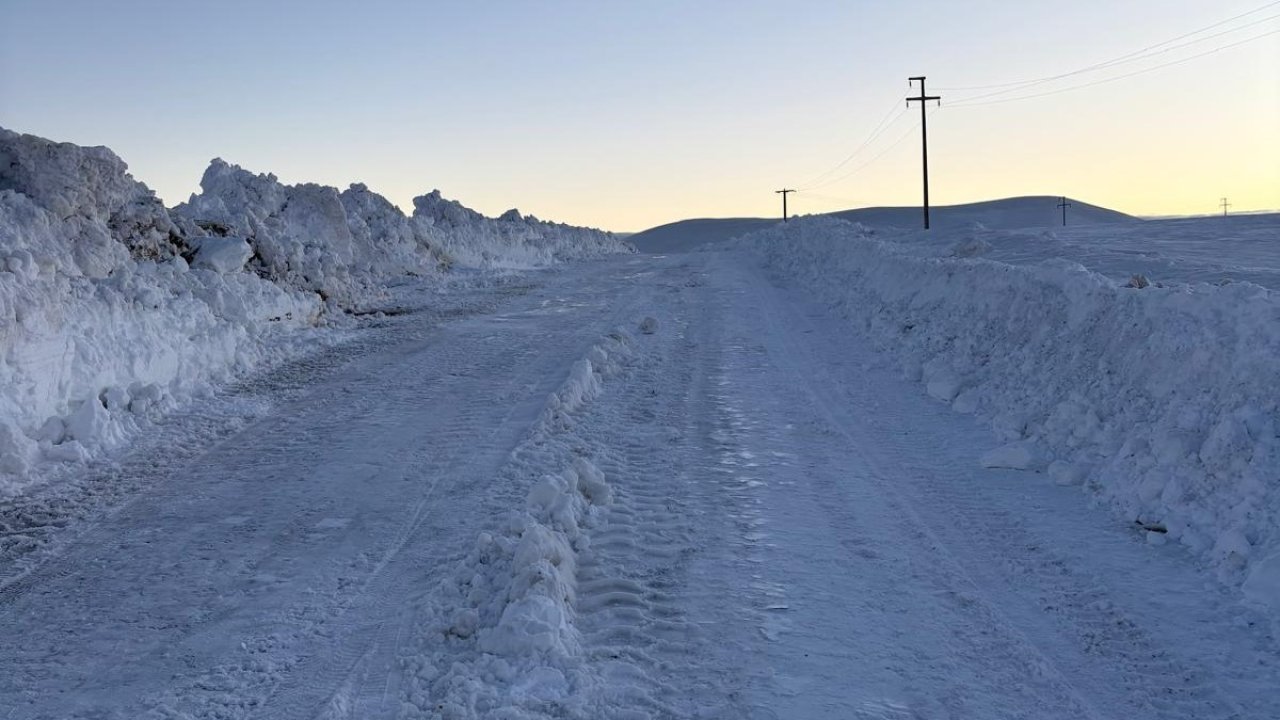 Bitlis’te kardan kapanan köy yolları yeniden açılıyor