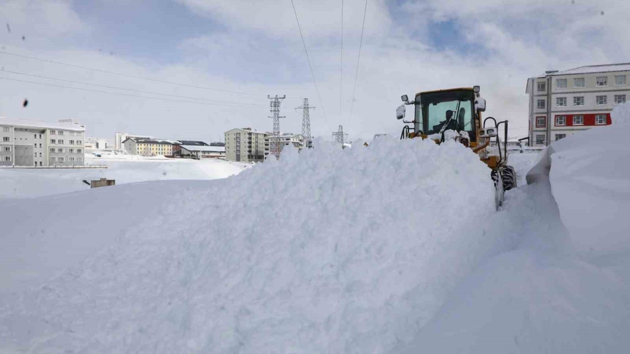 Bitlis’te yoğun karla mücadele çalışması