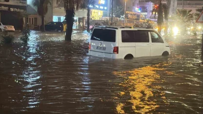 Bodrum sağanak yağışa teslim oldu: Yollar göle döndü, evleri su bastı
