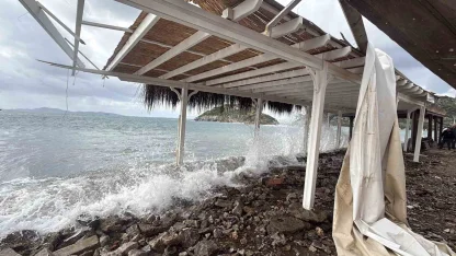 Bodrum sahili savaş alanına döndü: "Fırtına işletmeleri yerle bir etti"