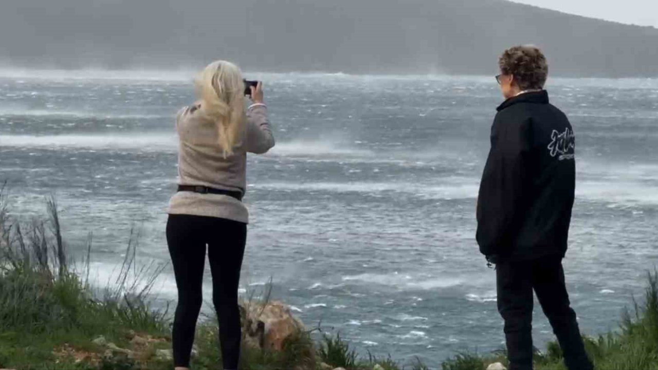 Bodrum’da fırtınada deniz ortasındaki doğa olayı görenleri şaşırttı
