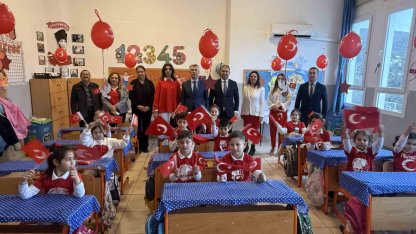 Bodrum’da öğrenciler kırmızı beyaz ay yıldızlı kıyafetlerle eğitime başladı