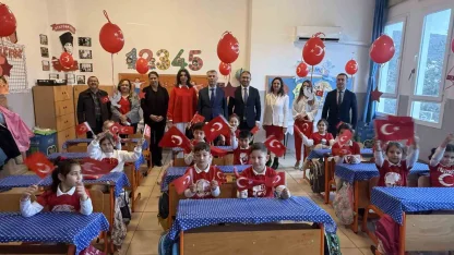 Bodrum’da öğrenciler kırmızı beyaz ay yıldızlı kıyafetlerle eğitime başladı