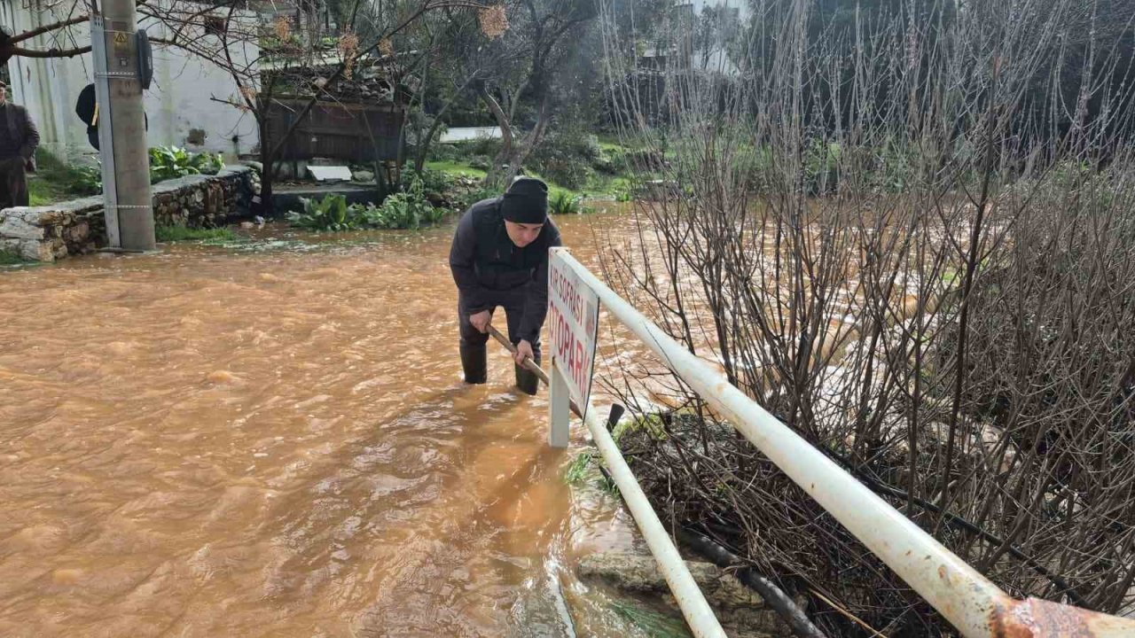 Bodrum’da sağanak yağış etkili oldu, iş yerlerini su bastı