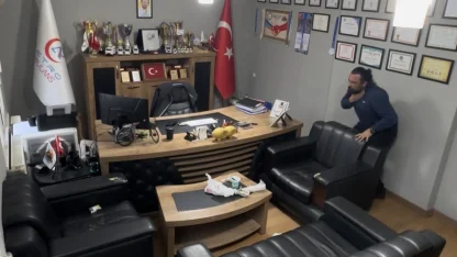 Boğazına lokma kaçan sağlık çalışanı kendi uyguladığı Heimlich manevrasıyla hayata tutundu