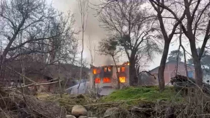 Bolu’da iki katlı ev alevlere teslim oldu