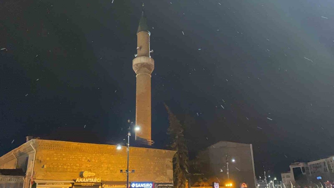 Bolu’da kar yağışı etkili oluyor