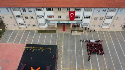 Bolu’da özel öğrencilerden anlamlı bayrak koreografisi