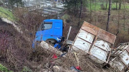 Bolu’da tır şarampole devrildi, elektrik direği zarar gördü