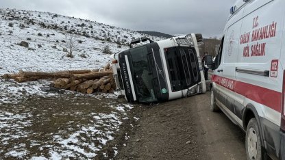 Bolu’da tomruk yüklü tır devrildi: 1 yaralı