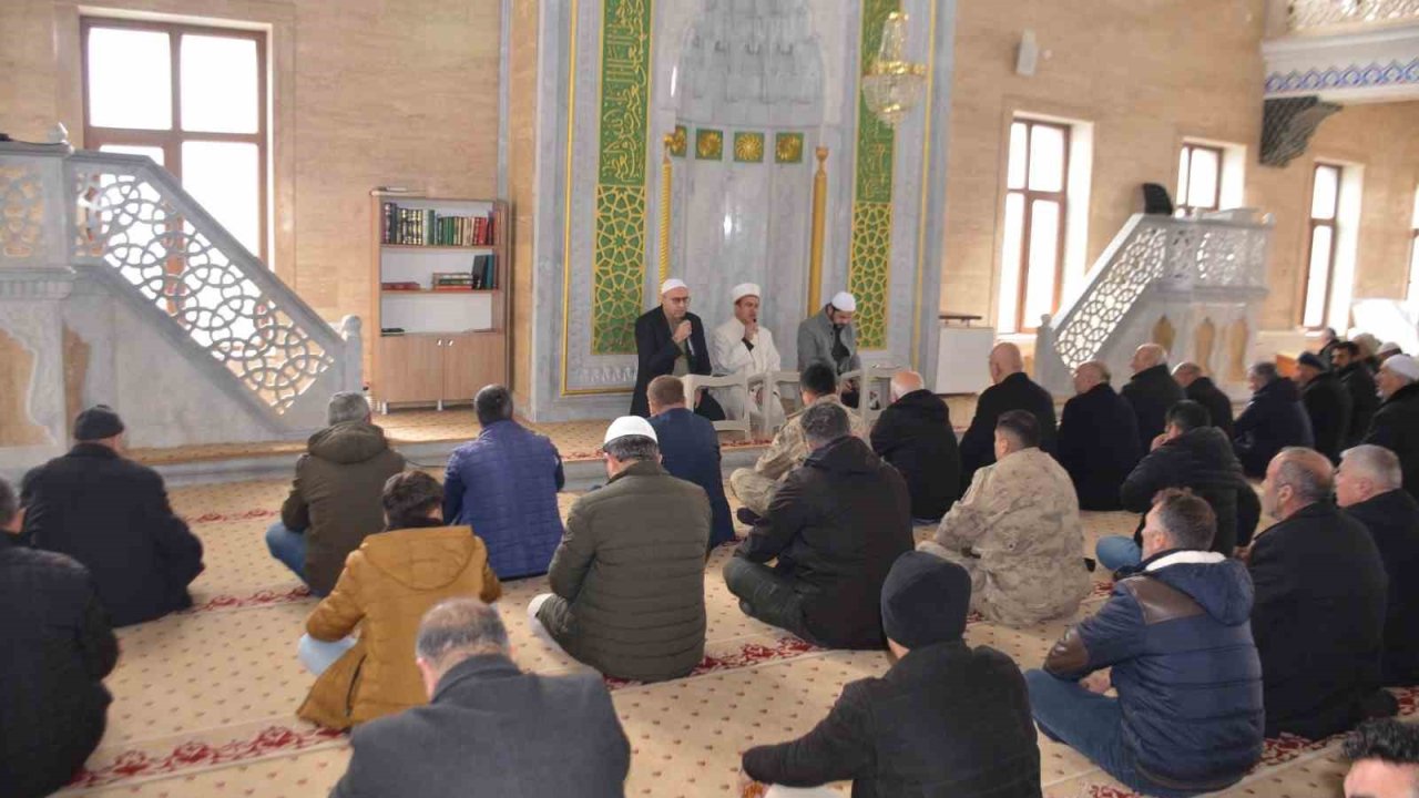 Bulanık’ta deprem şehitleri dualarla anıldı