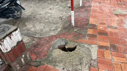 Buldan’da ATM önündeki çukur tehlike saçıyor