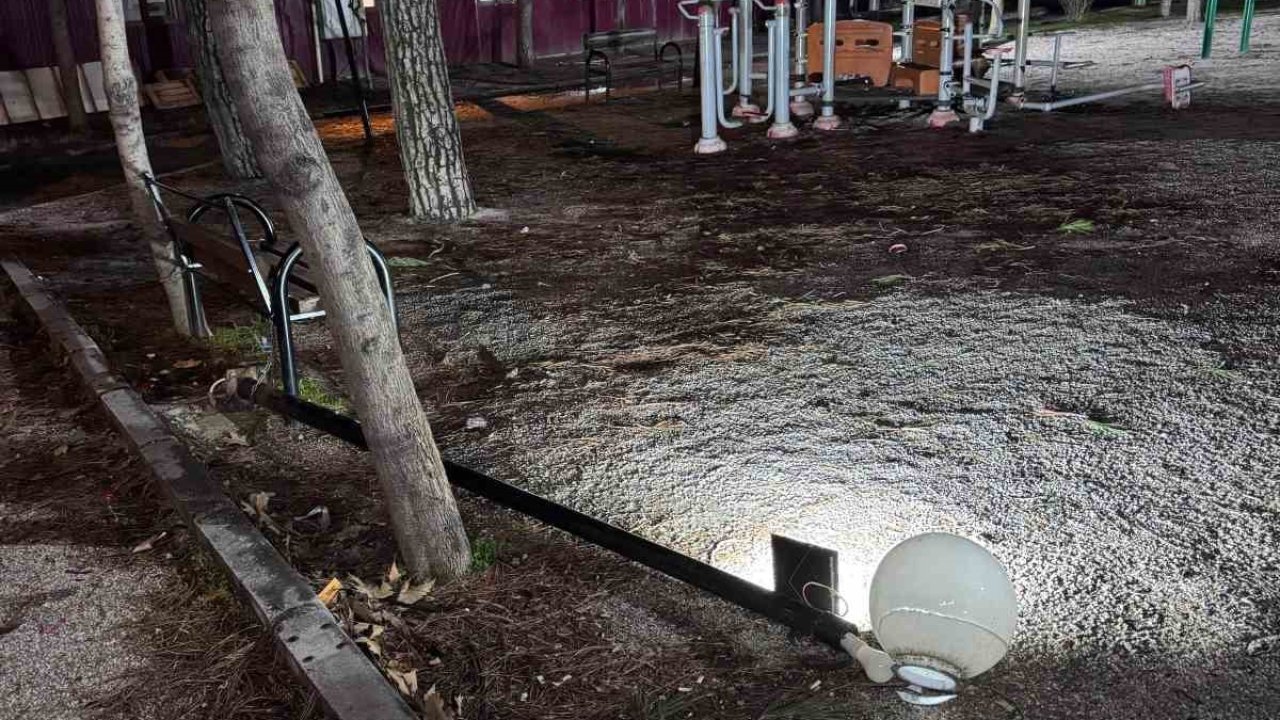 Buldan’da çocuk parkındaki aydınlatma direği tehlike saçıyor