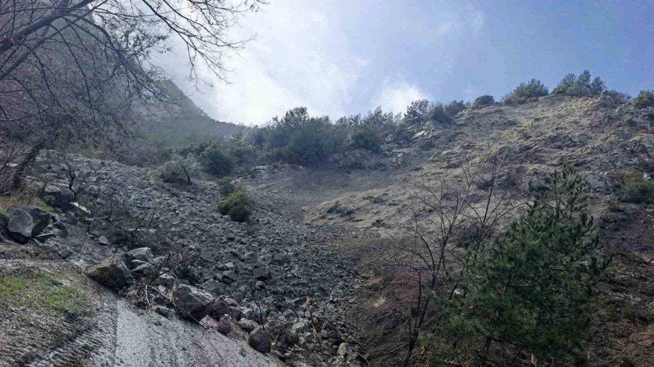 Buldan’da toprak kayması nedeniyle bir mahalle yolu ulaşıma kapandı