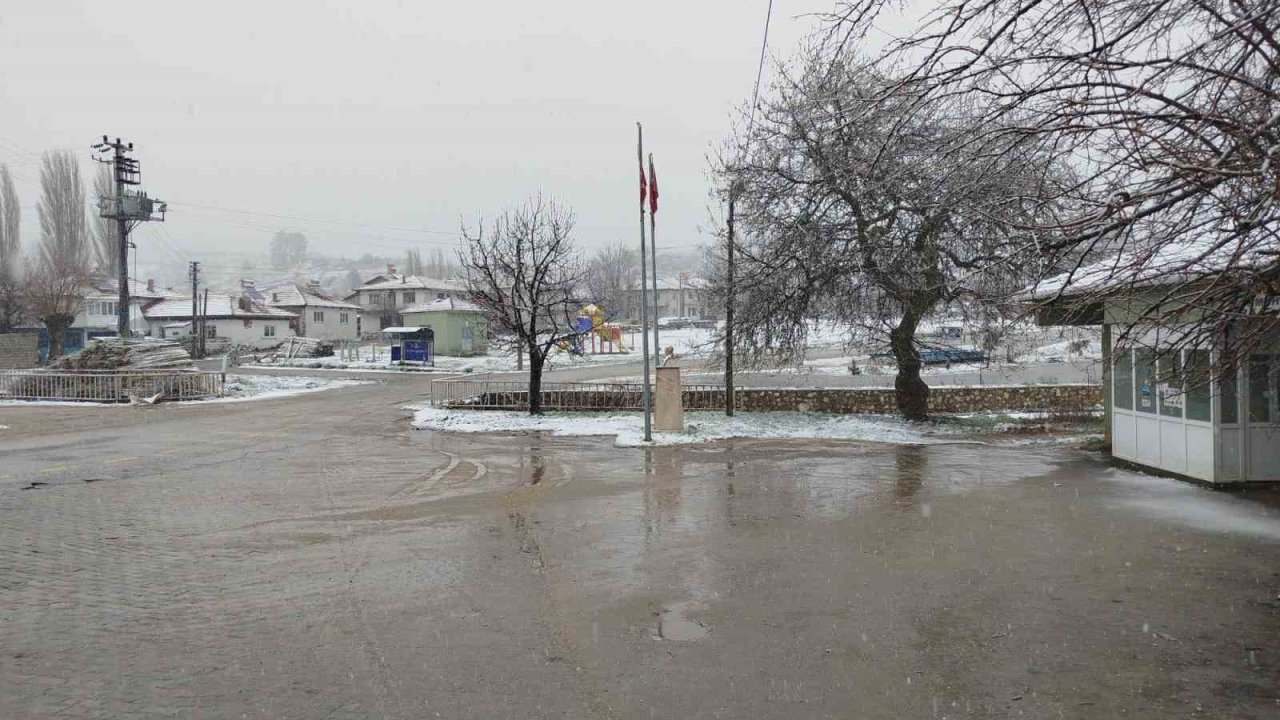 Buldan’ın yüksek kesimlerinde kar yağışı etkili oldu