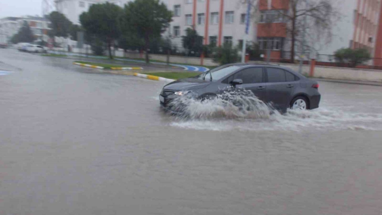 Burhaniye de sağanak yağmur yolları göle çevirdi