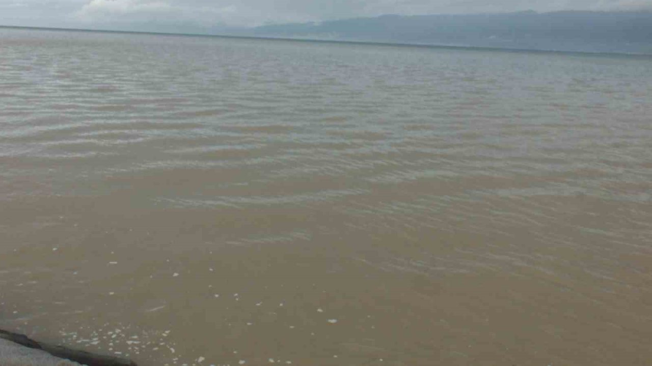 Burhaniye’de sağanak yolları göle çevirirken denizi bulandırdı